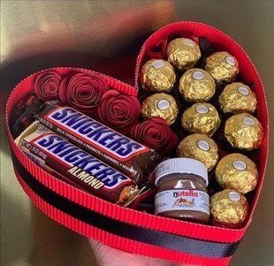 Подарунковий набір Серце Ferrero Rocher, Snickers, Троянди. Крутий подарунок для любимою. P0042 фото